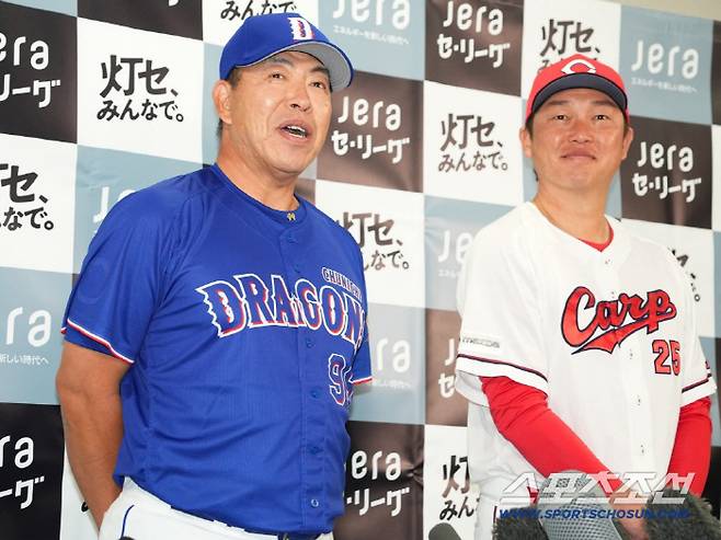 2026년 시즌 개막 미디어데이에서 만난 이노우에 주니치 감독과 아라이 히로시마 감독. 히로시마가 개막전에서 연장 10회말 끝내기 안타로 이겼다. 사진캡처=주니치 드래곤즈 SNS