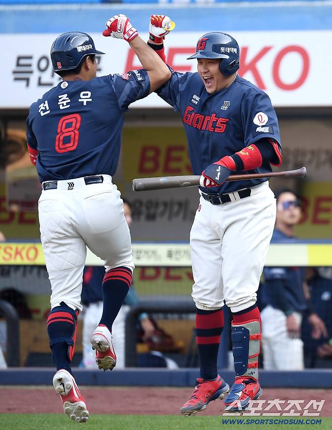 28일 대구 삼성라이온즈파크에서 열리는 삼성과 롯데의 개막전 경기. 8회 솔로홈런을 날리고 유강남과 세리머니를 펼치고 있는 롯데 전준우. 대구=송정헌 기자songs@sportschosun.com/2026.03.28/