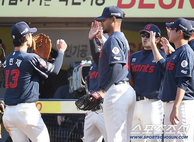 28일 대구 삼성라이온즈파크에서 열리는 삼성과 롯데의 개막전 경기. 5회 투구를 마치고 동료들과 하이파이브를 나누고 있는 롯데 로드리게스. 대구=송정헌 기자songs@sportschosun.com/2026.03.28/