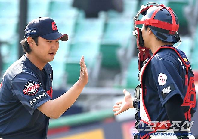 23일 인천 SSG랜더스필드에서 열린 KBO리그 시범경기 롯데와 SSG의 경기. 롯데가 SSG에 5대 2로 승리했다. 경기 종료 후 하이파이브를 나누고 있는 정철원, 손성빈. 인천=송정헌 기자songs@sportschosun.com/2026.03.23/