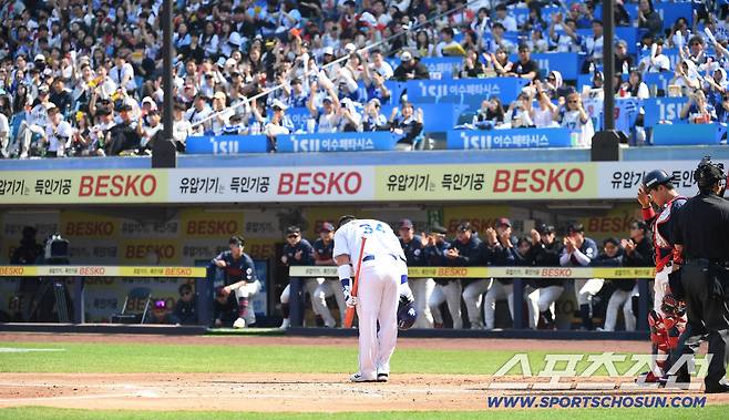 28일 대구 삼성라이온즈파크에서 열리는 삼성과 롯데의 개막전 경기. 1회말 타석에 나서며 팬들에게 인사를 하고 있는 삼성 최형우. 대구=송정헌 기자songs@sportschosun.com/2026.03.28/