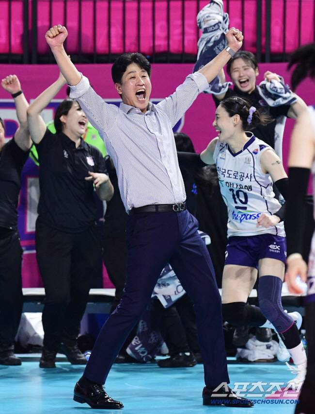 2022~2023시즌 김연경의 흥국생명을 상대로 패패승승승 대역전극으로 우승했을 당시 도로공사와 김종민 감독. 스포츠조선DB