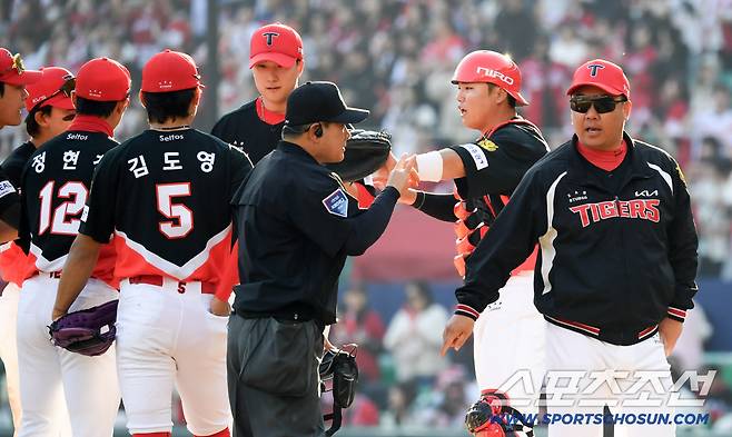 28일 인천 SSG랜더스필드에서 열린 SSG와 KIA의 경기. 9회말 마운드를 직접 찾은 KIA 이범호 감독 표정이 어둡다. 인천=박재만 기자 pjm@sportschosun.com/2026.03.28/