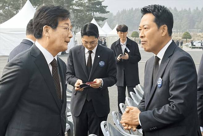 장동혁 만난 유승민 “불출마 생각 변함 없다” 장동혁(오른쪽) 국민의힘 대표와 유승민 전 의원이 27일 국립대전현충원에서 열린 서해수호의 날 기념식에서 대화하고 있다. 유 전 의원은 경기지사 출마와 관련해 “(불출마) 생각에 변함이 없다”는 취지로 말한 것으로 전해졌다. /연합뉴스