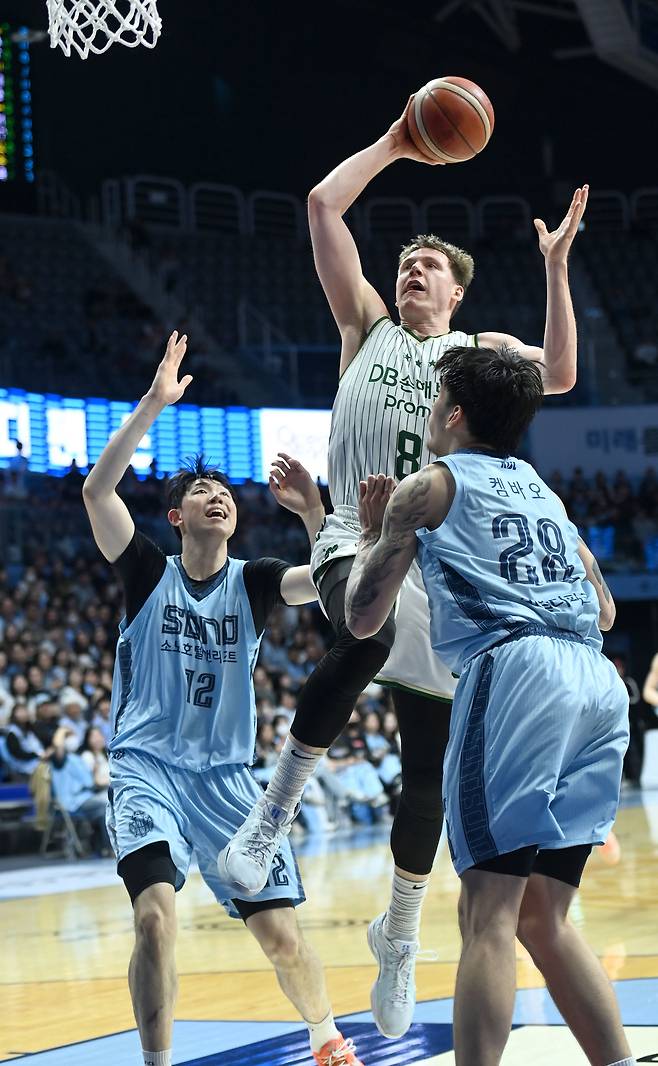 DB 헨리 엘런슨이 28일 소노 전에서 골밑 슛을 시도하고 있다. /KBL