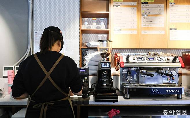 24일 서울 동대문구에 있는 ‘프리웨일’ 본점에서 경계선 지능인 이재희(가명·32) 씨가 음료를 제조하고 있다. 프리웨일은 경계선 지능을 고용하는 사회적 기업이다. 이한결 기자 always@donga.com