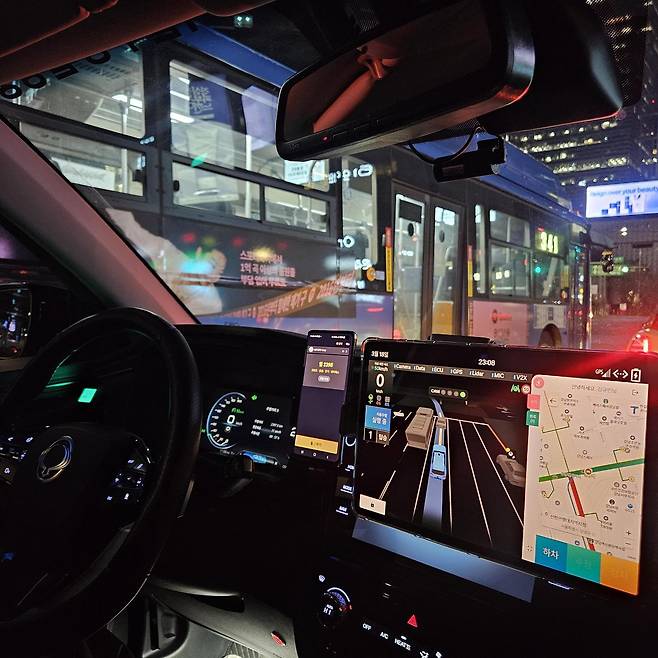 18일 서울 강남구의 한 도로에서 시범 운행 중인 자율주행 택시의 내부 모습. 서울시와 운영 업체는 2024년 9월부터 총 7754건 시범 운행한 결과 안전에 문제가 없었다고 보고 다음 달 6일부터 유료 서비스로 전환하기로 했다. SWM 제공