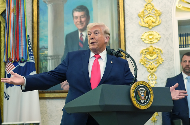 도널드 트럼프 미국 대통령은 3월 26일(현지시간) 이란 발전소 공격을 4월 6일까지 유예한다고 밝혔다. AP 뉴시스