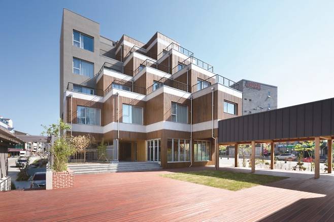 2025년 한국그린빌딩협의회가 주관한 ʻ2025 그린빌딩의 날’ 행사에서 그린빌딩 대상을 수상한 국립산림과학원 한그린 목조관. 2019년 건축사무소 IDS는 직교하게 쌓은 목재인 CLT로 한그린 목조관을 지었다. 박영철 제공