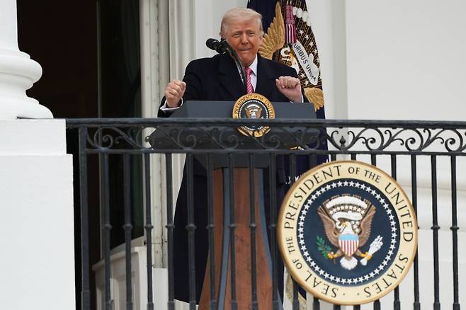 도널드 트럼프 미국 대통령이 27일(현지시간) 백악관 사우스론에서 열린 농민 행사에 참석해 연설하고 있다. AP 뉴시스