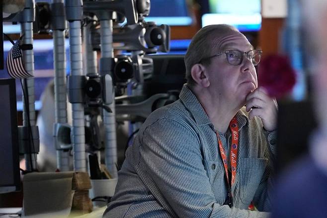 국제 유가가 배럴당 110달러를 돌파한 충격으로 뉴욕 증시가 27일(현지시간) 급락했다. AP 뉴시스