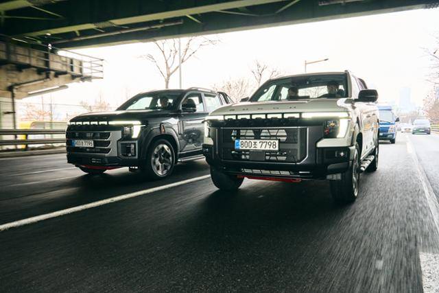 KG모빌리티의 무쏘는 정통 오프로드 스타일의 일반 무쏘(오른쪽)와 도심형 이미지를 강조한 '그랜드 스타일'(왼쪽)로 외관 디자인이 나뉜다. KGM 제공