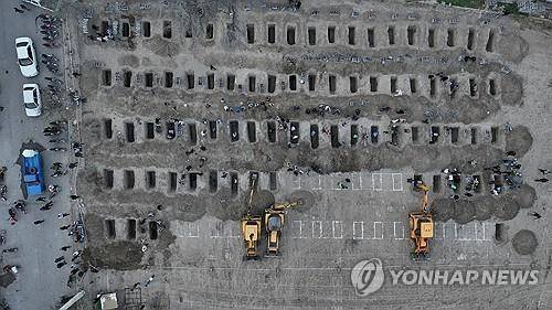 이란 호르모즈간주 미나브 소재 한 초등학교가 미국과 이스라엘의 공습 과정에서 폭격당한 지 이틀 후인 2일 사망자들의 무덤이 마련되고 있다. 미나브=로이터 연합뉴스