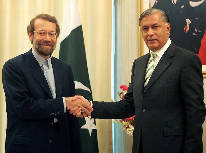 지난 2005년 9월 7일 파키스탄 이슬라마바드에서 당시 파키스탄 총리였던 샤우카트 아지즈(오른쪽)가 이란의 최고 핵 협상가 알리 라리자니(2026년 3월 17일 이스라엘 표적 공습으로 사망)를 맞이하고 있다. 로이터=연합뉴스