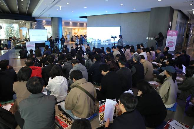 전국언론노동조합 YTN지부가 27일 오전 서울 마포구 YTN사옥에서 이사 선임 철회를 촉구하는 결의대회를 진행하고 있다. '7차 파업' 2일차를 맞은 이날 120여명 조합원들이 주주총회장 앞에서 구호를 외쳤다. /언론노조 YTN지부 제공