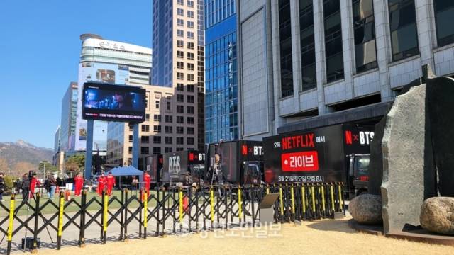 ▲ 그룹 방탄소년단(BTS)의 광화문 공연을 이틀 앞둔 19일 서울 광화문광장 프레스센터 앞에서 넷플릭스 중계팀들이 라이브 방송 준비작업을 하고 있다. 강원도민일보 자료사진