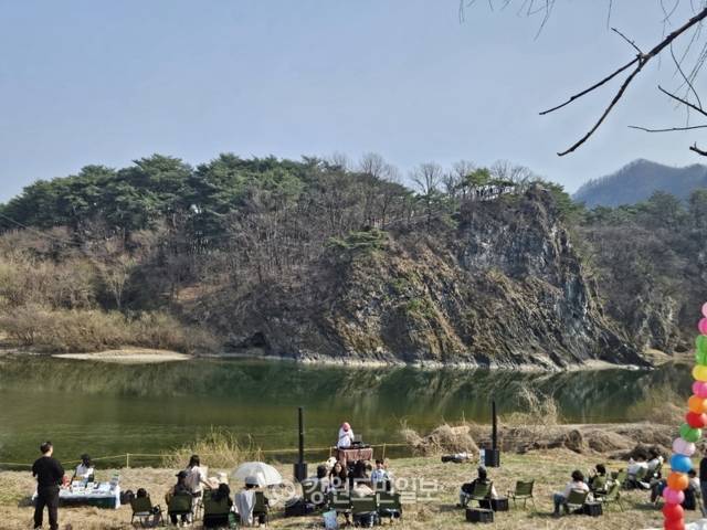 ▲ 영월 쪼매장 들판존 앞 강변에서 DJ 김박첼라가 공연을 펼치고 있다.