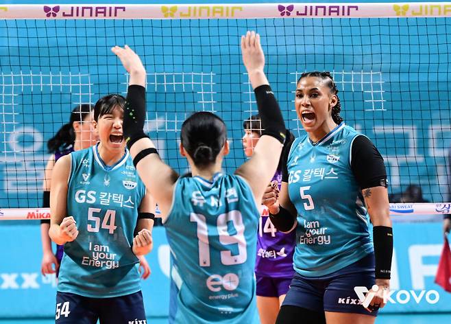 기뻐하는 GS칼텍스 선수단. 한국배구연맹 제공