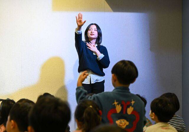 나라위 카셈차이차로엔이 지난 15일 서울 서초구 서울드림교회 드림센터에서 열린 어린이 예배에서 율동을 가르치고 있다. 신석현 포토그래퍼