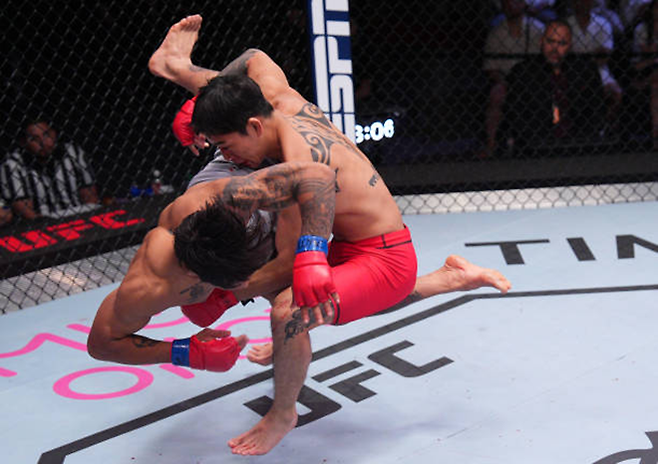 최동훈이 2024년 8월 미국 네바다주 엔터프라이즈 메타 에이펙스 Road to UFC 시즌3 플라이급 토너먼트 준결승에서 유도 기술을 쓰고 있다. 사진=TKO