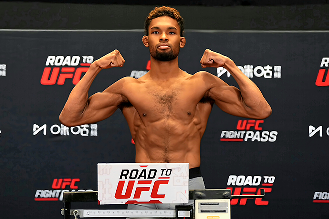 일본 Shooto 환태평양 챔피언 에페비가 야닉 유지가 2025년 5월 중국 상하이에서 Road to UFC 시즌4 라이트급 토너먼트 준준결승 계체를 통과하고 있다. 사진=TKO