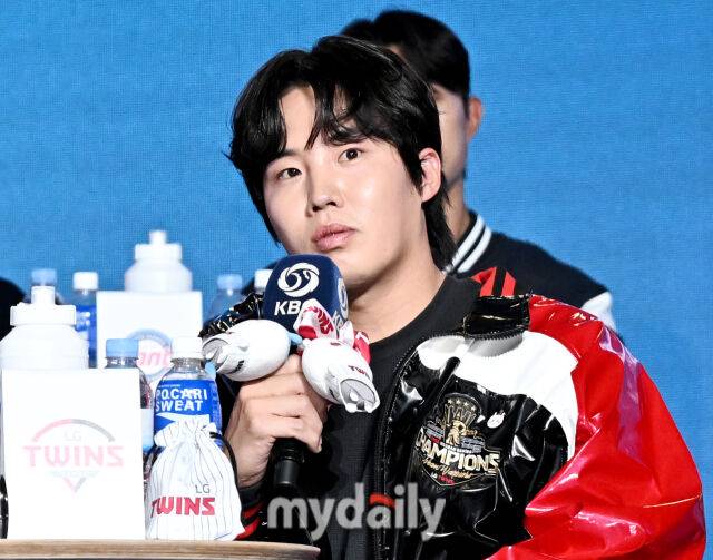 LG 임찬규가 26일 오후 서울 잠실 롯데호텔에서 진행된 '2026 신한SOL KBO리그 미디어데이'에서 이야기를 하고 있다./마이데일리