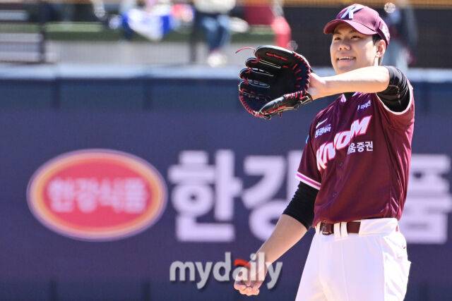 키움 선발 김윤하가 19일 오후 경기도 수원KT위즈파크에서 진행된 ‘2026 신한 SOL KBO리그’ 키움-KT의 시범경기에서 투구 준비를 하고 있다./수원=곽경훈 기자 kphoto@mydaily.co.kr