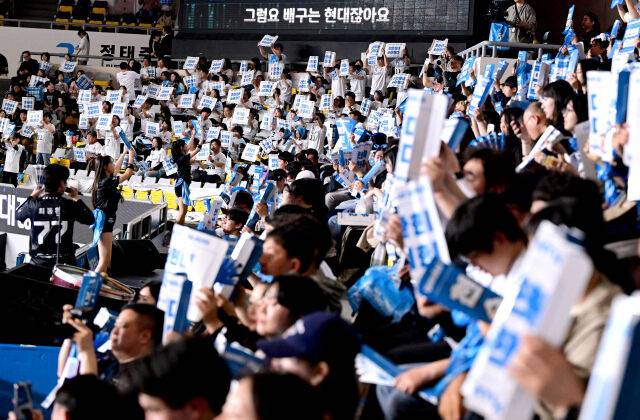 현대캐피탈 팬들이 응원하고 있다 / 한국배구연맹(KOVO)