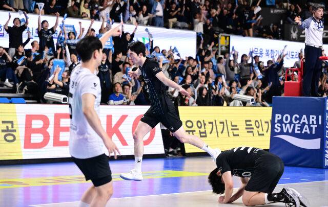 현대캐피탈 허수봉이 대역적승을 거둔 뒤 관중석으로 달려가 팬들과 함께 기뻐하고 있다 / 한국배구연맹(KOVO)