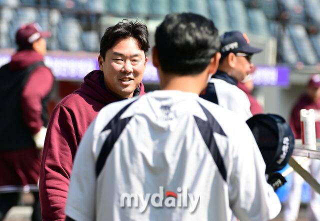 2026년 3월 28일 오후 대전 한화생명볼파크에서 ‘2026 신한 SOL KBO리그' 개막전 키움 히어로즈와 한화 이글스의 경기가 열렸다. 경기 전 키움 안치홍이 한화 선수들과 인사하고 있다./대전 = 유진형 기자