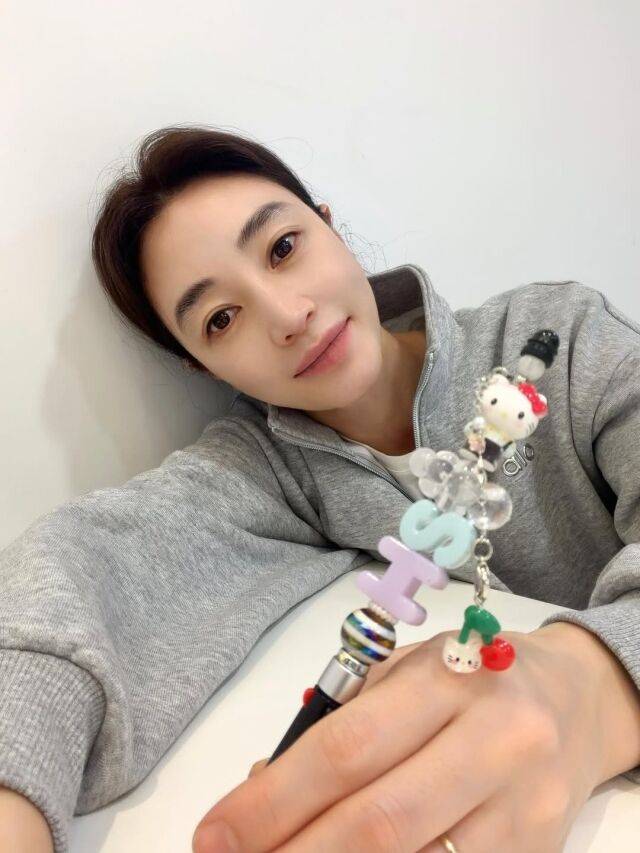 김혜수의 작은 얼굴 크기가 눈길을 끌었다. / 김혜수 SNS