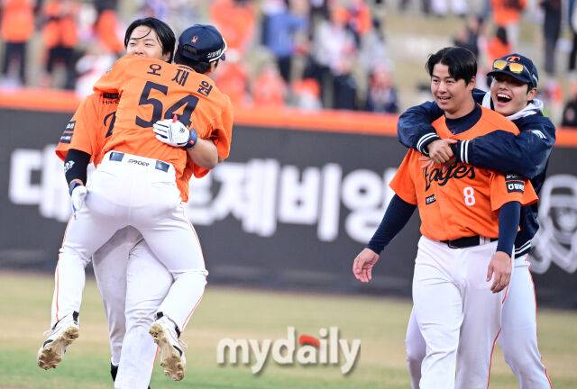 2026년 3월 28일 오후 대전 한화생명볼파크에서 열린 ‘2026 신한 SOL KBO리그' 개막전 키움 히어로즈와 한화 이글스의 경기. 한화 강백호가 연장 11회말 끝내기 안타를 치며 10-9 승리한 뒤 기뻐하고 있다./대전 = 유진형 기자