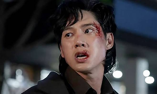 법대와 의대 가문의 비단길을 뒤로하고 박성훈이 마주한 것은 차가운 연극 무대와 고시원이었다. 넷플릭스 ‘더 글로리’ 캡처