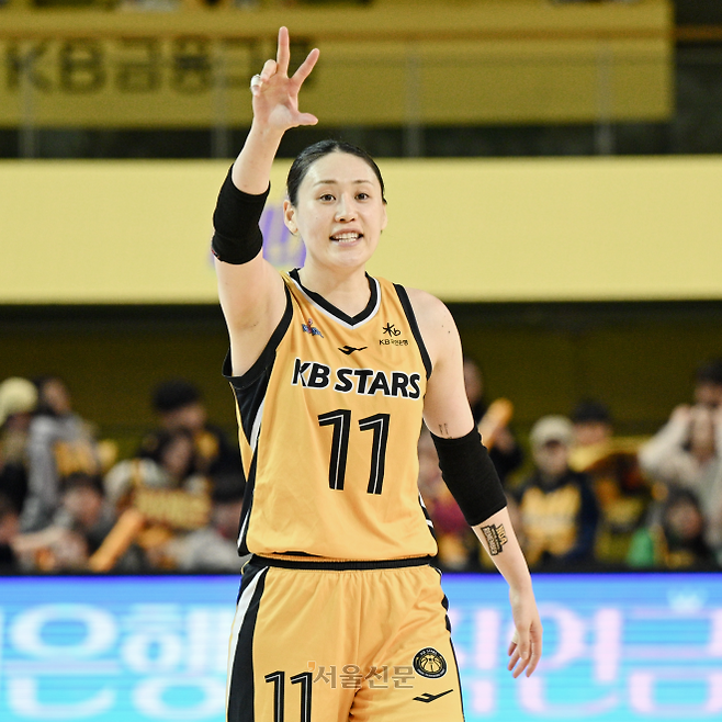 청주 KB 강이슬이 27일 충북 청주체육관에서 열린 2025~26 여자프로농구 용인 삼성생명과의 맞대결에서선수들에게 작전을 지시하고 있다. 2026.3.27 WKBL 제공