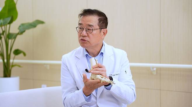 족부질환 명의 연세건우병원 주인탁 원장은 서울경제TV ‘지금 명의’에 출연해 “발바닥 통증은 흔하지만, 결코 가볍게 넘기면 안 된다”며 “통증이 있거나 찌릿함, 저림, 감각 이상이 동반되면 신경 문제 일 수 있으므로 빨리 병원을 찾아 정확한 진단과 치료를 받는 것이 중요하다”고 강조했다./ 서울경제TV ‘지금 명의’ 캡처