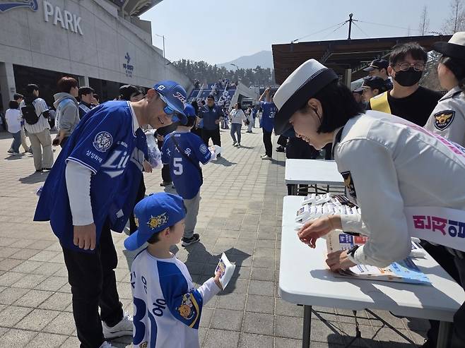 경찰청이 프로야구 개막일인 28일 전국 야구장에서 암표 근절 홍보 활동에 나섰다. 사진제공=경찰청