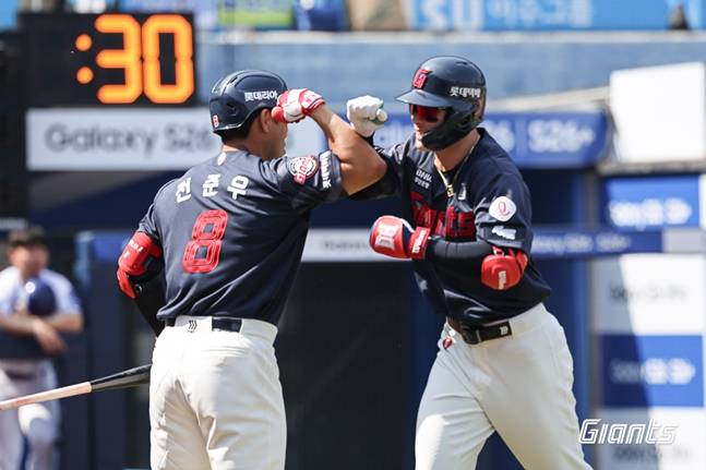 1회 선제 투런포를 쏘아올린 윤동희(오른쪽). /사진=롯데 자이언츠