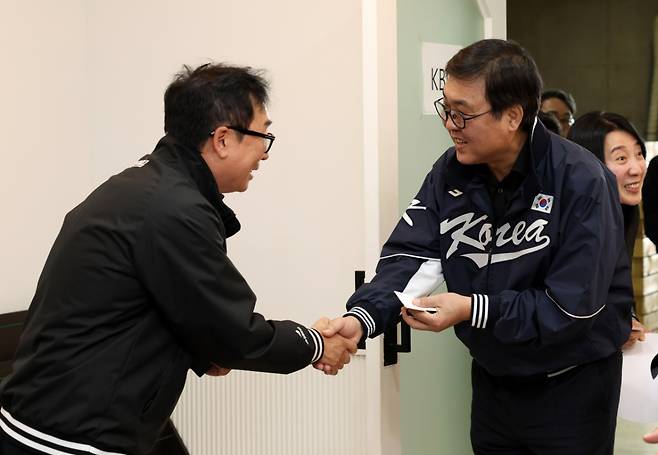 최휘영 문화체육관광부 장관이 28일 서울 송파구 잠실야구장에서 열린 '2026 신한 SOL KBO리그 공식 개막전'에 참석해 나도현 KT위즈 단장과 인사를 나누고 있다. /사진=문화체육관광부 제공