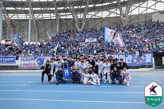 프로축구 K리그2 수원 삼성이 9년 만에 파죽의 5연승을 내달리며 '개막 전승' 행진을 이어갔다. 이정효 감독의 지도 하에 완벽한 공수 밸런스를 앞세워 리그 단독 선두 자리를 굳건히 지켰다. 수원은 28일 경기도 용인 미르스타디움에서 열린 하나은행 K리그2 2026 5라운드 원정 경기에서 전반 초반 터진 페신의 결승 골에 힘입어 용인FC를 1-0으로 제압했다. 이로써 수원은 개막 후 5경기를 모두 승리로 장식하며 승점 15점을 확보, 2위 부산(승점 10)과의 격차를 5점 차로 벌렸다. 한국프로축구연맹