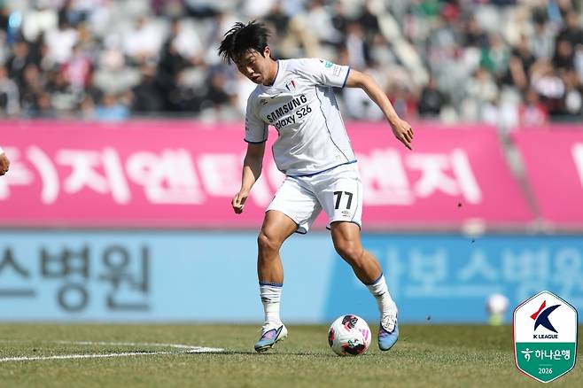 프로축구 K리그2 수원 삼성이 9년 만에 파죽의 5연승을 내달리며 '개막 전승' 행진을 이어갔다. 이정효 감독의 지도 하에 완벽한 공수 밸런스를 앞세워 리그 단독 선두 자리를 굳건히 지켰다. 수원은 28일 경기도 용인 미르스타디움에서 열린 하나은행 K리그2 2026 5라운드 원정 경기에서 전반 초반 터진 페신의 결승 골에 힘입어 용인FC를 1-0으로 제압했다. 이로써 수원은 개막 후 5경기를 모두 승리로 장식하며 승점 15점을 확보, 2위 부산(승점 10)과의 격차를 5점 차로 벌렸다. 한국프로축구연맹