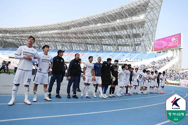 프로축구 K리그2 수원 삼성이 9년 만에 파죽의 5연승을 내달리며 '개막 전승' 행진을 이어갔다. 이정효 감독의 지도 하에 완벽한 공수 밸런스를 앞세워 리그 단독 선두 자리를 굳건히 지켰다. 수원은 28일 경기도 용인 미르스타디움에서 열린 하나은행 K리그2 2026 5라운드 원정 경기에서 전반 초반 터진 페신의 결승 골에 힘입어 용인FC를 1-0으로 제압했다. 이로써 수원은 개막 후 5경기를 모두 승리로 장식하며 승점 15점을 확보, 2위 부산(승점 10)과의 격차를 5점 차로 벌렸다. 한국프로축구연맹