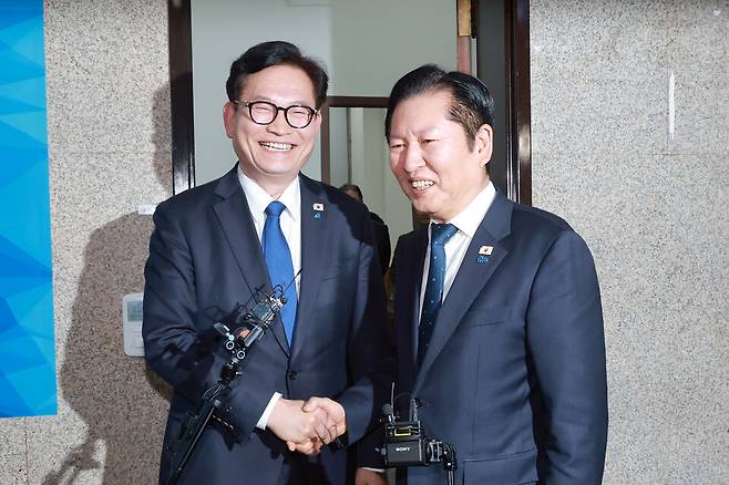 ▲더불어민주당 송영길 전 대표가 지난 5일 국회에서 민주당 정청래 대표와 면담한 뒤 함께 당대표실에서 나오고 있다. /연합뉴스