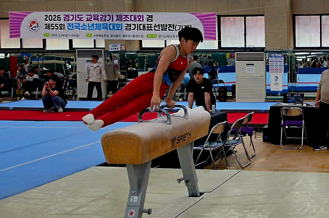 29일 수원북중 체조체육관에서 열린 제55회 전국소년체육대회 기계체조 경기도대표 선발전서 수원북중의 안재현이 안마 경기를 펼치고 있다.사진=경기도체조협회