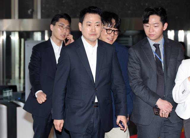 국민의힘 장동혁 대표가 27일 외부 일정을 마치고 국회로 들어서며 취재진의 질문을 받고 있다. 연합뉴스