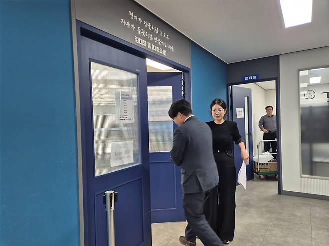 더불어민주당 오영준 대구 중구청장 출마예정자가 지난 28일 대구시당 김대중홀에 공천 면접을 받기 위해 들어서고 있다.