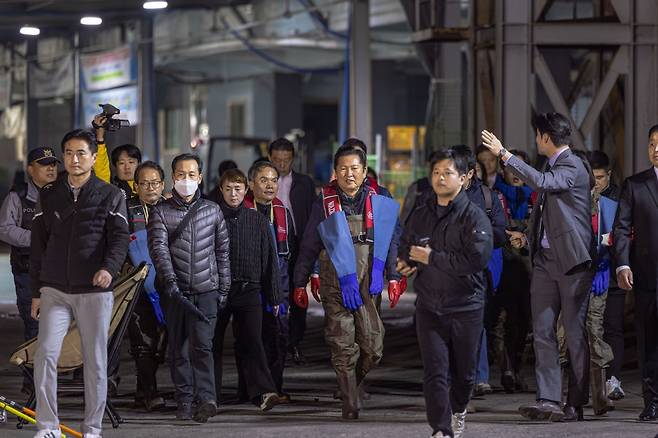 정청래 더불어민주당 대표가 지난 28일 새벽 경북 영덕 앞바다에서 조업에 참여하기 위해 이동하고 있다. 더불어민주당 제공