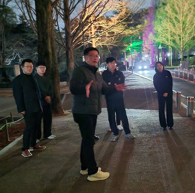 ▲ 시범 운영중인 금오산 메타세쿼이아 길 을 방문한 김낙관 구미시의회 산업건설위원장이 정윤호 미래도시전략과장과 경관팀들과 경관조명에 대한 논의를 하고있다. 이봉한기자