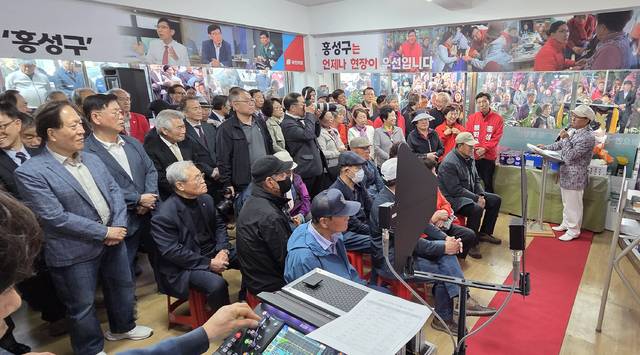 홍성구 봉화군수 예비후보 선거사무소 개소식에 지역 주민과 지지자 400여 명이 참석해 행사장을 가득 메우고 있다. 봉화군수 선거 열기가 본격화되는 가운데 이날 개소식은 출정식을 방불케 하는 분위기 속에서 진행됐다. 홍성구 선거사무소 제공