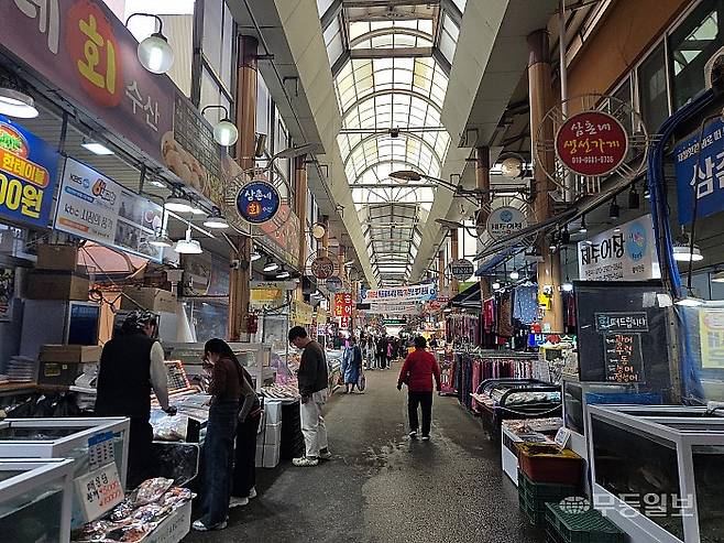 27일 오전 목포 동부시장은 장을 보러 나온 시민들과 호객 행위를 하는 상인들로 분주했다.박소영기자 psy1@mdilbo.com