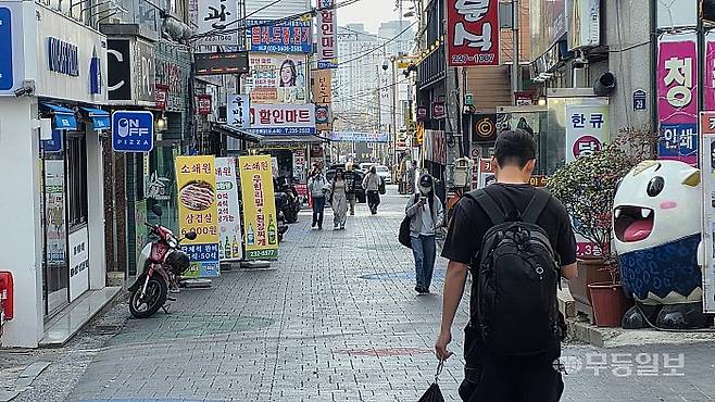 지난 27일 광주 동구에 위치한 조선대학교 인근 대학가 상권.강승희기자 wlog@mdilbo.com